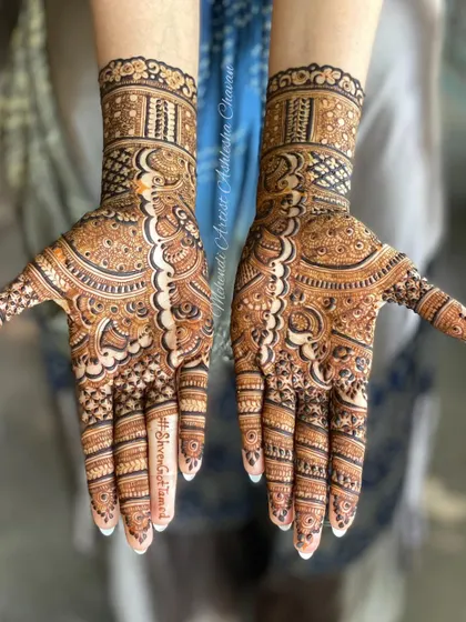 A lovely sider mehendi design, perfect for the bride's sister or best friend. The pattern is intricate and elegant, complementing the main bridal mehendi.