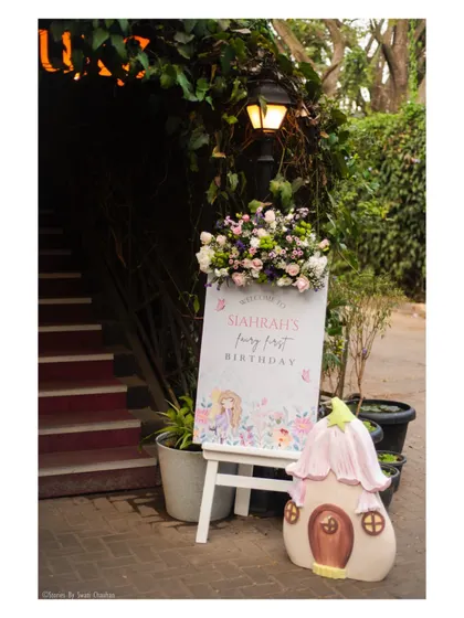 An elegant welcome sign for 'Siahrah's Fairy First Birthday'. Placed at the entrance with a miniature fairy house and fresh flowers, it creates a magical first impression.