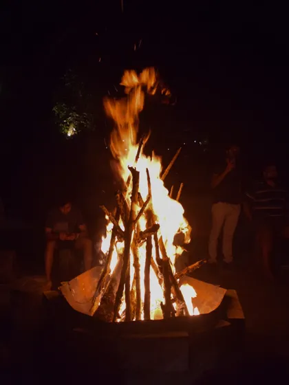 A crackling bonfire provides the perfect setting for evening team bonding. These moments of warmth and conversation are often the most memorable part of a corporate retreat.