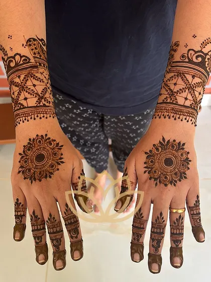 The back of the hands for the guest, featuring a lovely mandala and peacock design.