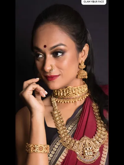 A subtle add of gold glitter in the lower lashline can make all the difference. This detail adds a touch of glam to the traditional temple jewellery look, making the eyes sparkle.