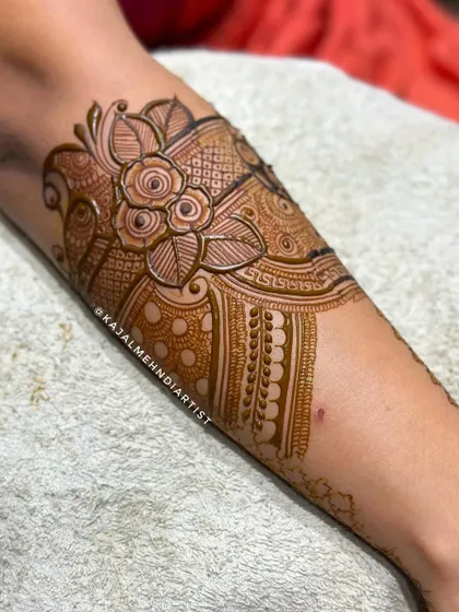 The start of a beautiful floral bridal design. This armband features a cluster of detailed roses with delicate leaves and surrounding patterns, perfect for a romantic bridal look.