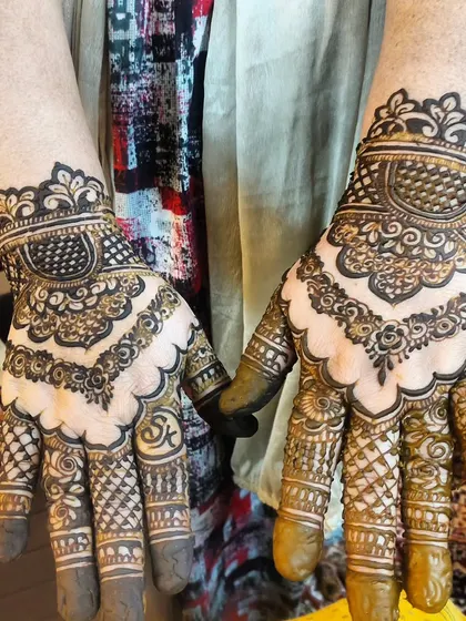 A lovely design with scalloped edges and intricate patterns. The negative space makes the design pop.