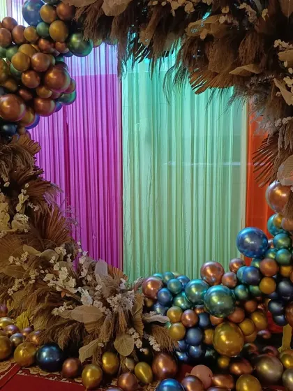 For a more modern celebration, I created this circular arch using a mix of metallic balloons and dried pampas grass. It's a unique and trendy backdrop for photos at a sangeet or cocktail party.