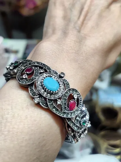 Another gorgeous Victorian cuff from my new collection. This design features a central turquoise-coloured stone surrounded by detailed patterns, offering a vintage and sophisticated look with a permanent finish.