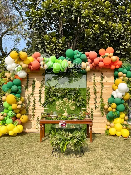 A full view of the stunning outdoor dessert station for Aryaveer's 5th birthday, complete with a balloon arch and a mossy green backdrop.