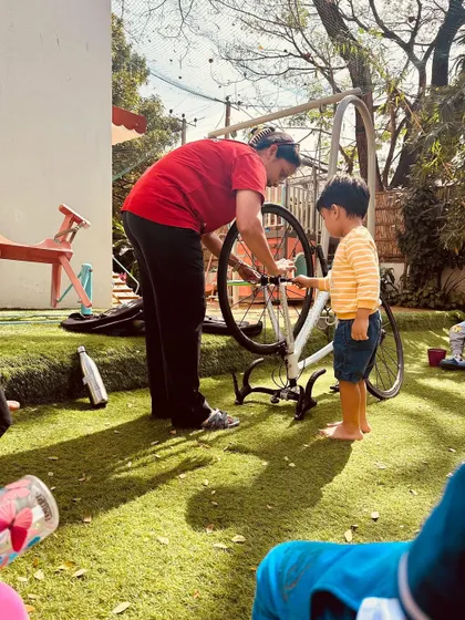 A hands-on lesson about how a bicycle works. The children were fascinated to see the parts up close and understand the mechanics of movement, turning a simple object into a source of scientific inquiry.