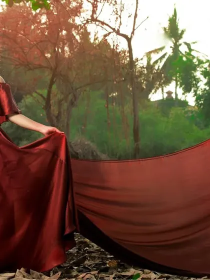 Create a cinematic moment for your pre-wedding photoshoot with this breathtaking maroon gown. The extra long, detachable trail flows beautifully, making every picture look like it's straight out of a movie.