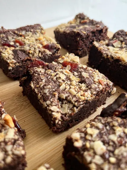 A healthier indulgence, our Oat Brownies are made with the goodness of oats and topped with berries and nuts. They are rich, chewy, and packed with flavor.
