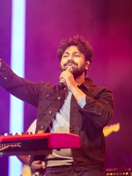 Mithoon singing and playing the keyboard simultaneously, a highlight of his live act.