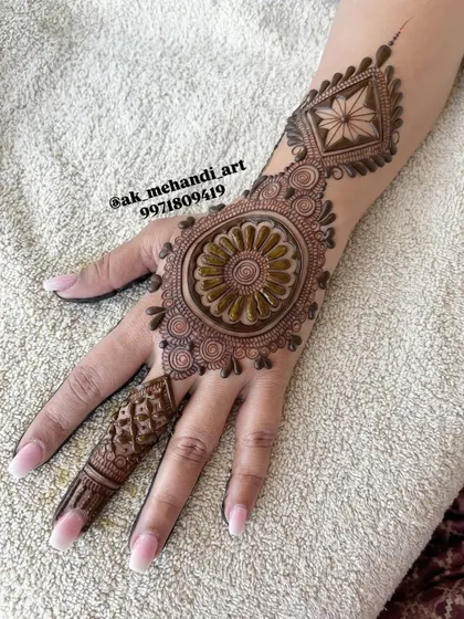 An elegant Arabic-style bail design for Raksha Bandhan. It's a quick yet beautiful option for the festival.