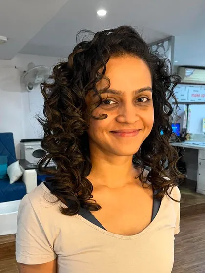 A happy client with her newly shaped and defined curls.