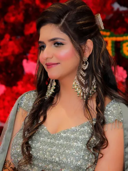 A close-up of this Mehendi bride's makeup, featuring a stunning blue-green smokey eye that makes a bold statement.