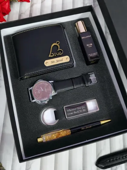 A classic and sophisticated gift set for any man. This hamper includes a vegan leather wallet with a name and charm, a watch, a personalized pen, a keychain with a message, and a bottle of perfume, all neatly presented in a gift box.