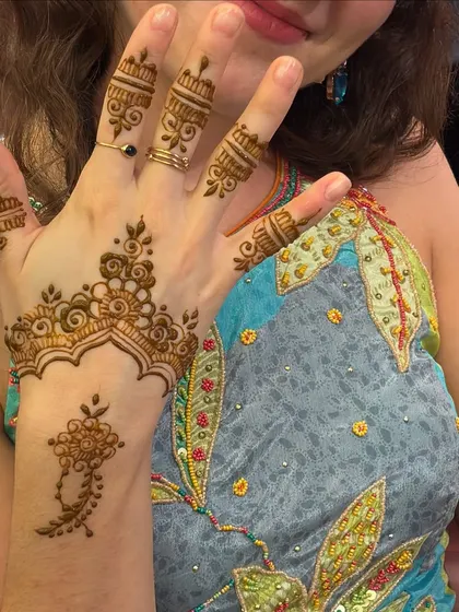 A fun and stylish design for a guest, featuring a cuff pattern and small motifs on the back of the hand.