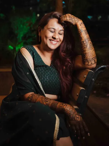 A moment of pure, uninhibited laughter during the bride's mehendi photoshoot.