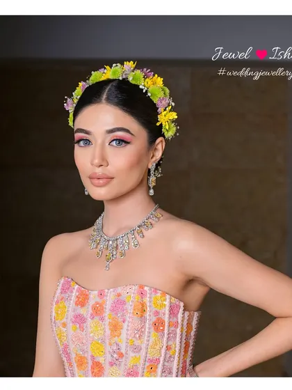 The perfect balance of a colourful outfit and elegant jewellery. This look is all about fresh, modern bridal style for a fun Mehendi party.