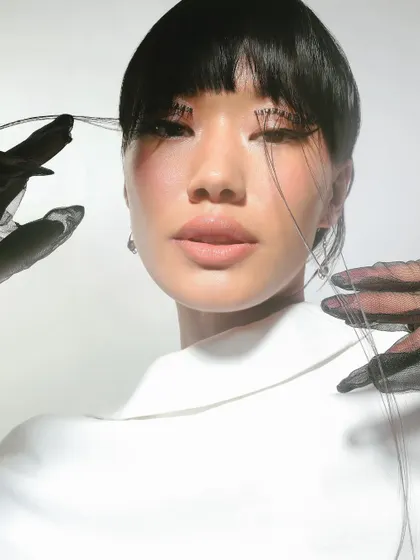 Turning every blink into an artistic statement. This creative look uses thread-like lashes to create a unique, high-fashion effect.
