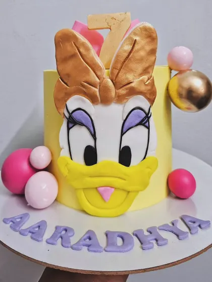 A quack for Aaradhya's 7th! This Daisy Duck cake is a fun and cheerful creation, with her big face and bow handcrafted from fondant.
