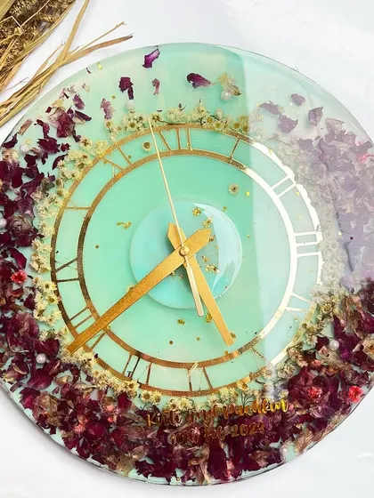 A full view of the orchid preservation clock. The arrangement of the flowers around the dial creates a beautiful and balanced design.