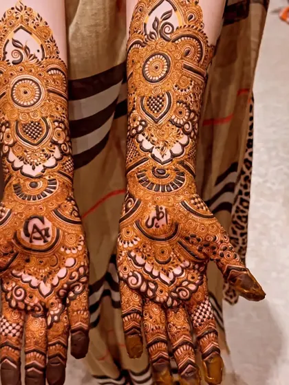 Even a minimalist bride can have intricate details. This design is full and beautiful without being overwhelming.