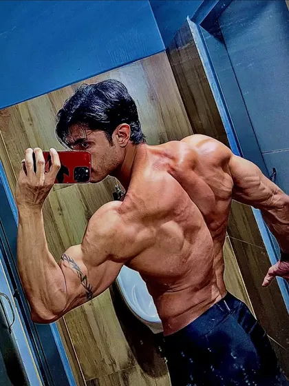 Sorry, but if you don’t lift, we ain’t vibin. A shredded back and arm shot that makes a statement about my lifestyle.