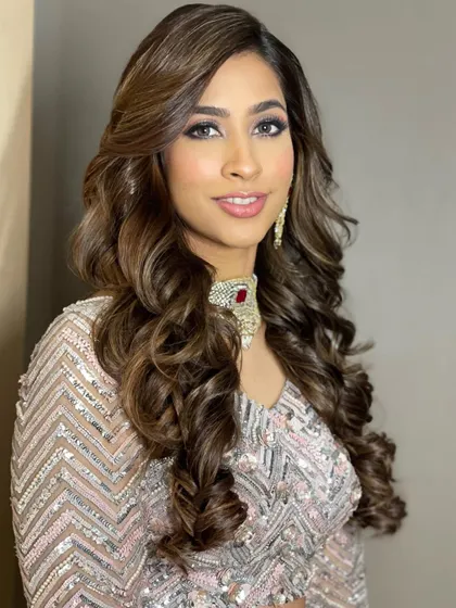 For this sangeet look, I went with full-on glamour. These are classic Hollywood waves, styled to be bouncy, voluminous, and incredibly chic.