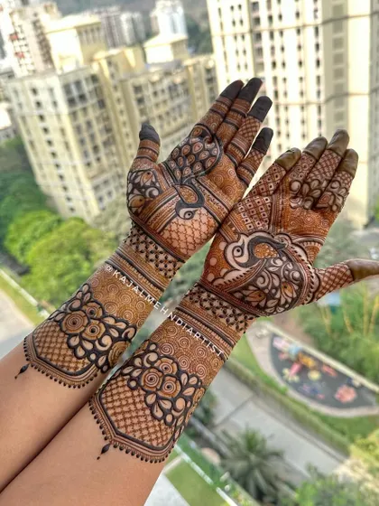 Indian henna with a Mumbai view! A beautiful shot of a detailed backhand design, showcasing the art against the backdrop of the city I love.