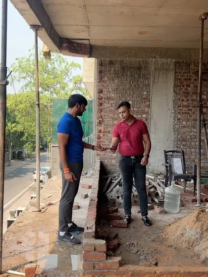 A discussion on-site about the building's exterior brickwork. I manage both the construction and interior phases for a seamless project flow.