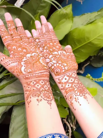 A lovely fresh stain on this back-of-hand design. The orange color is so bright and happy.