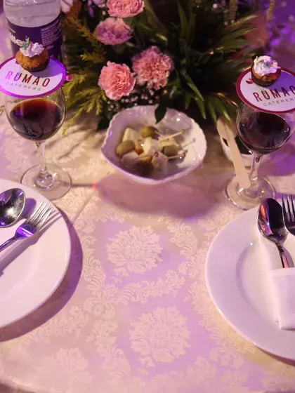 A small but significant detail from Thiago's communion. We placed mini cupcakes on branded coasters atop each wine glass, adding a personalized and sweet touch to the table setting.