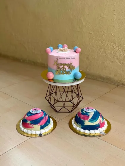 This baby shower combo includes a main "Mommy to be" cake and two matching piñata cakes, perfect for a fun gender reveal.