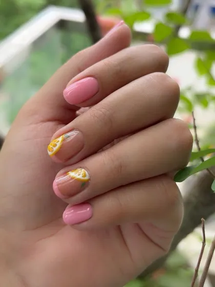 Another shot of the cute lemon-themed manicure.