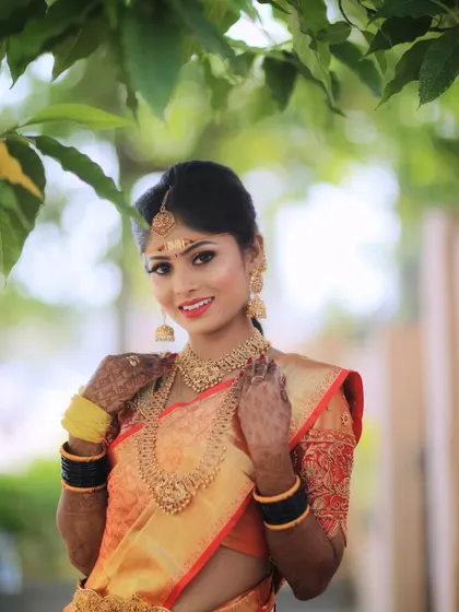 The much awaited photos from Bindu's muhurtham. She looks like a dream in her traditional orange silk saree, with flawless makeup and antique gold jewellery.