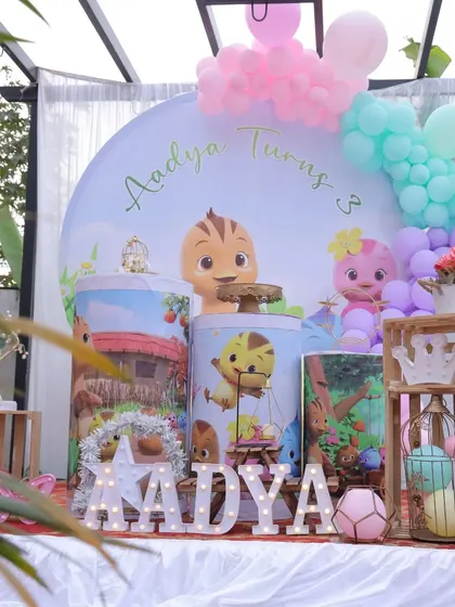 A closer look at the props for our Cocomelon theme. We use themed pedestals, light-up letters for the name, and other small details to make the setup feel complete.