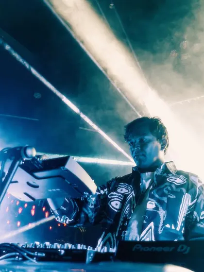 A duplicate of the smoky, atmospheric shot from a techno set.