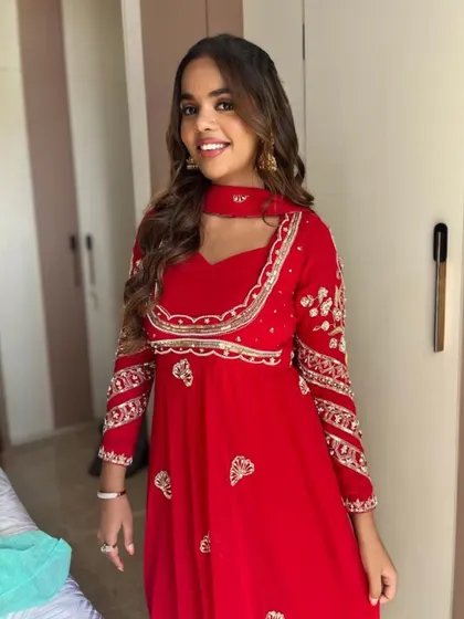 A full-length view of this beautiful look. The simple, glowing makeup is the perfect complement to the intricately embroidered red Anarkali.