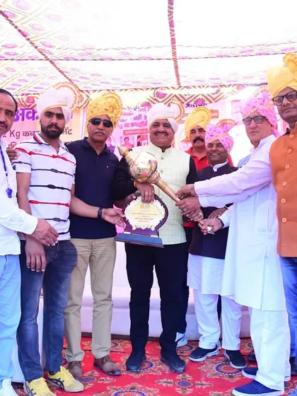 Presenting a memento to our chief guest, Shri Randhir Singh Sehrawat, as a token of our respect and gratitude.