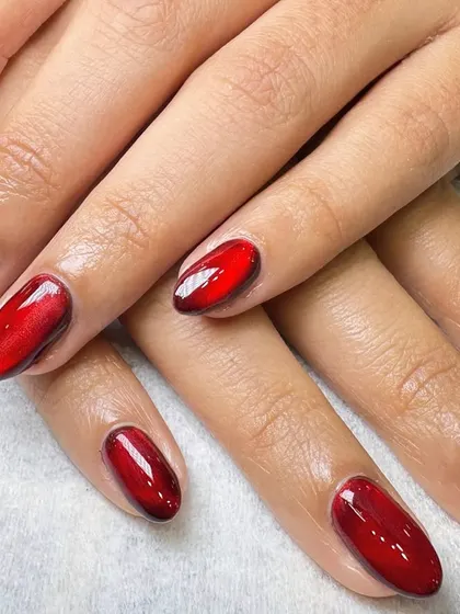 Let's turn up the heat with this fiery red cat-eye nail art. Using a special magnetic polish, I create a mesmerizing, shifting line of light that gives the nails a deep, velvety, and dimensional look that is sure to get noticed.