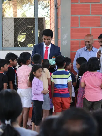 An international athlete interacting with our young swimmers, a truly inspiring moment for our little champions.