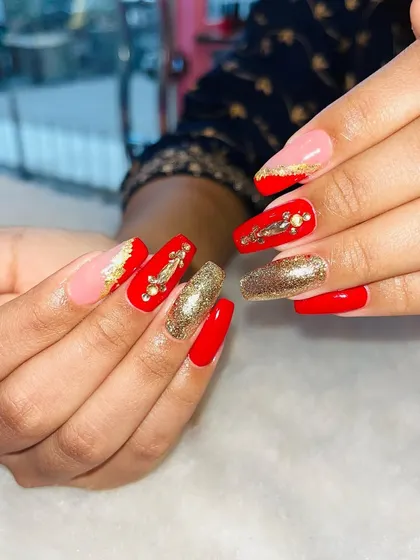 Bold, festive, and full of sparkle. This set combines classic red with gold glitter and carefully placed gold rhinestones for a look that’s pure luxury. Perfect for the holidays, weddings, or any celebration.