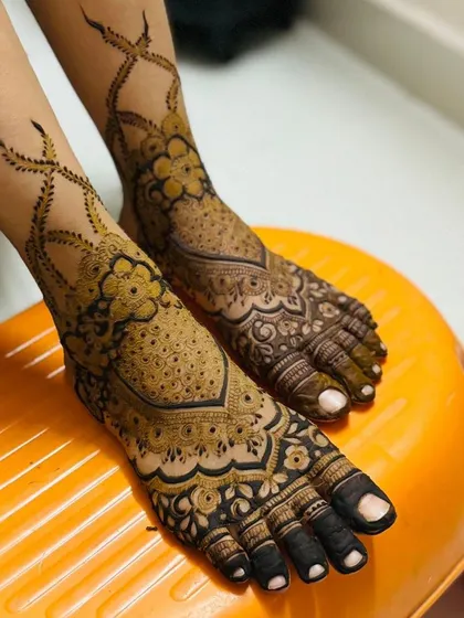 Here are more examples of my bridal foot mehendi. I can create matching designs for both feet or unique, complementary patterns, all tailored to your preference for your wedding day.