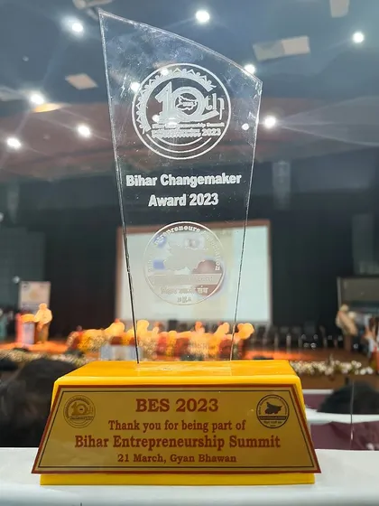 A duplicate image of the award trophy.