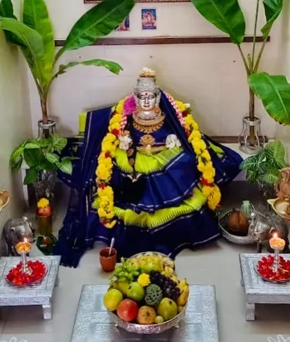 Another beautiful Varamahalakshmi decoration, with the goddess shining in a green and blue manSi Kanjeevaram.