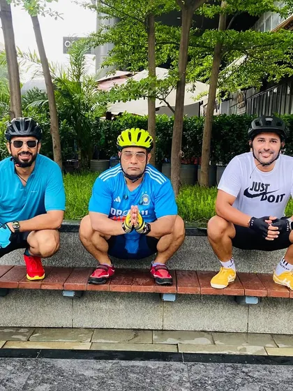 "Inko liye jab hum chale... nazare bhi humse milae." The feeling of riding through the city with your friends is unmatched.