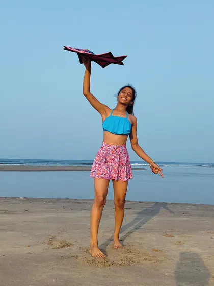 Not me spinning my dapo star everywhere I go. Here I am on a Goa beach, just enjoying the sun and the flow.