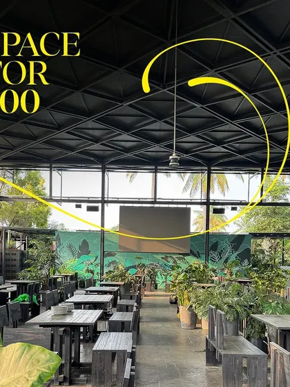 Our Badminton Ball Tree zone has space for over 400 people, making it perfect for live screenings and large gatherings.