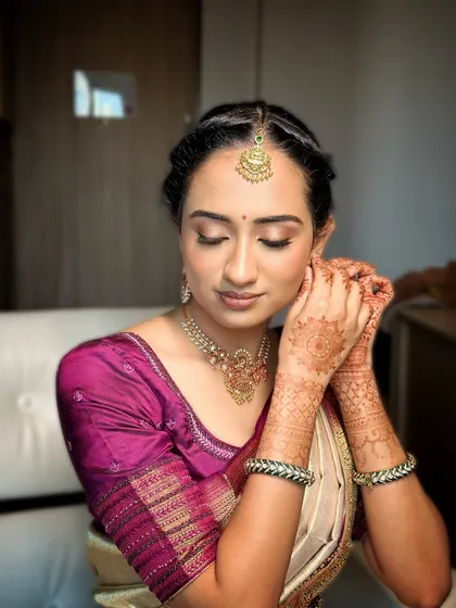 The final touches make all the difference. This soft, glowing makeup is paired with a traditional braided hairstyle, creating a look of pure elegance for her engagement ceremony.