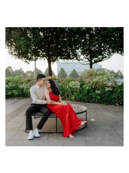 A quiet moment on a park bench during a pre-wedding shoot in Singapore. Even in a bustling city, we can find serene spots for intimate portraits.