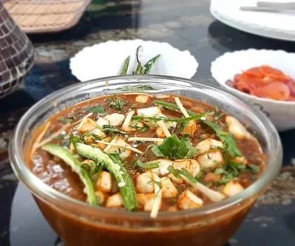 Another look at a perfect pairing: my homemade chole garnished with ginger and green chillies, with a side of crisp pickled onions. This is a combination that never fails to impress.
